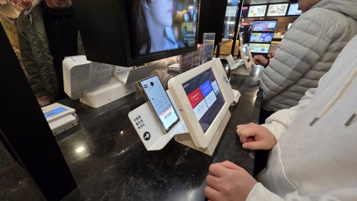 영화 예매 및 간식 2천 원 할인권을 주어 사용했다