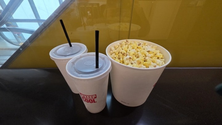간식 쿠폰으로 팝콘과 음료를 구매했다