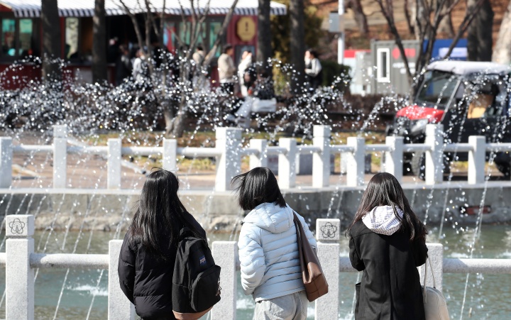 대구 북구 경북대에서 학생들이 시험 가동을 시작한 일청담 분수대 주변을 산책하고 있다. 2026.3.4. (ⓒ뉴스1, 무단 전재-재배포 금지)