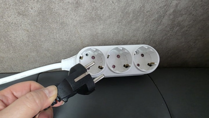 안 쓰는 코드를 뽑고, 대기 전력을 줄인다