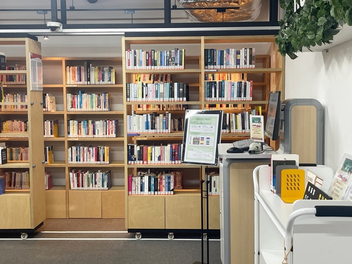 창업 서적으로 가득한 창업정보도서관