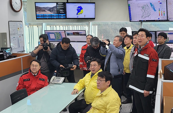 윤호중 행정안전부 장관이 강원 원주시 산림항공본부에서 봄철 산불 예방을 비롯해 산림재난 대응태세 현장점검을 하고 있다. 2026.1.28 (ⓒ뉴스1, 무단 전재-재배포 금지)