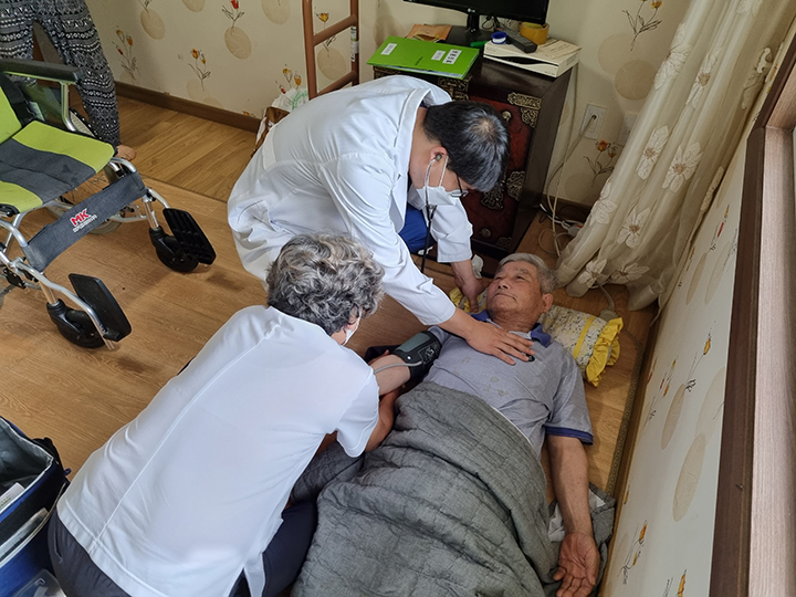 진천군 의료진이 통합돌봄 재택의료를 진행하고 있다. 2026.3.4 (사진=진천군청)