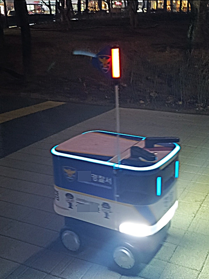 밤의 공원도 안전하게 순찰 중인 순찰로봇.