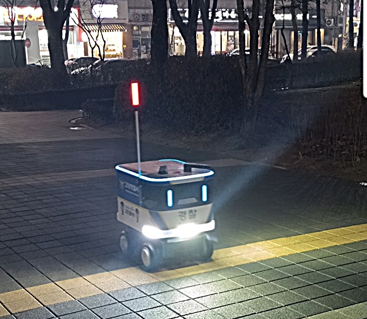 밤에는 환한 불빛도 내면서 순찰을 하고 있어, 어두운 밤길을 걸을 때 순찰로봇을 만나니 확실히 안정감이 들었다.