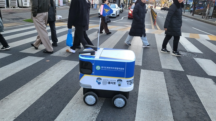 횡단보도에 다다르면 순찰로봇이 사람처럼 신호에 맞춰 횡단보도를 건넌다.