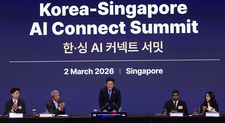 이재명 대통령이 지난 2일 싱가포르의 한 호텔에서 열린 한-싱가포르 AI 커넥트 서밋에서 인사하고 있다.(사진=저작권자(c) 연합뉴스, 무단 전재-재배포 금지)