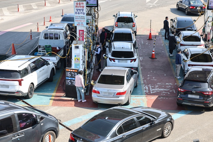4일 서울 서초구 경부고속도록 만남의광장 주유소에서 시민들이 주유를 하고 있다. 2026.3.4 (ⓒ뉴스1, 무단 전재-재배포 금지)