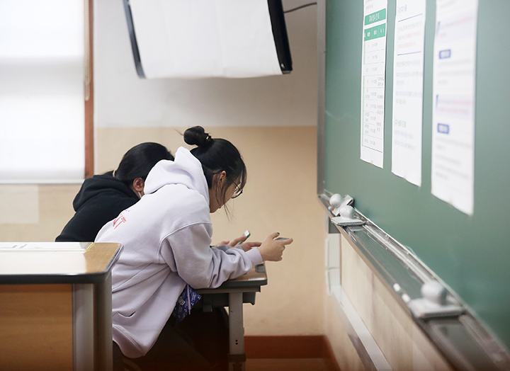 15일 오전 울산 남구 강남고등학교 시험장에서 수험생들이 시험 시작에 앞서 스마트폰을 보며 이야기를 나누고 있다. 2018.11.15 (사진=저작권자(c) 연합뉴스, 무단 전재-재배포 금지)