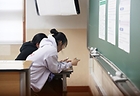 15일 오전 울산 남구 강남고등학교 시험장에서 수험생들이 시험 시작에 앞서 스마트폰을 보며 이야기를 나누고 있다. 2018.11.15 (사진=저작권자(c) 연합뉴스, 무단 전재-재배포 금지)