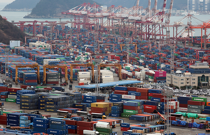 부산항 신선대부두, 감만부두에 컨테이너가 가득 쌓여 있는 모습. 사진은 기사와 직접 관련 없음. 2026.3.6 (사진=저작권자(c) 연합뉴스, 무단 전재-재배포 금지)