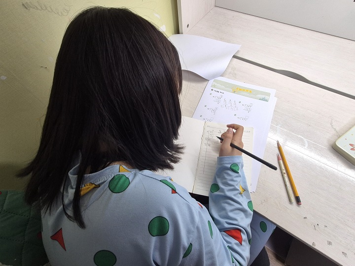 국가기초학력지원포털 '맞춤형 학습자료'로 공부 중인 자녀.