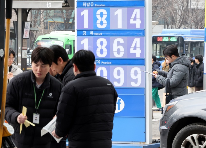 6일 오후 서울의 한 주유소에서 한국석유관리원 직원들과 지자체 환경과 공무원들이 휘발유와 경유 정량 점검과 가격표 점검을 하고 있다.(ⓒ뉴스1, 무단 전재-재배포 금지)
