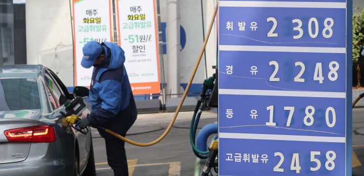 5일 서울의 한 주유소에 유류 가격이 표시돼 있다. 이날 이재명 대통령은 임시 국무회의에서 중동 상황으로 국내 주유소 휘발유 가격이 폭등하고 있다며 지역별 유류 최고가격 지정 검토를 지시했다.(ⓒ뉴스1, 무단 전재-재배포 금지)