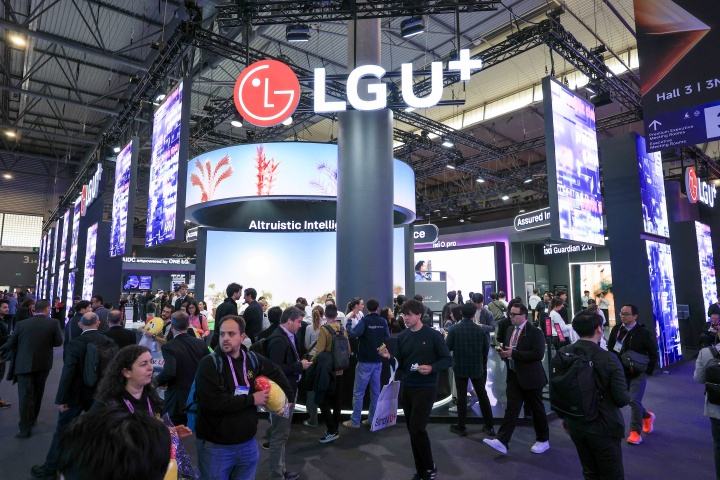 2일(현지시간) 스페인 바르셀로나 피라 그란 비아 전시장에서 열린 '모바일 월드 콩그레스(MWC)2026'을 찾은 참가자들로 붐비고 있다.(ⓒ뉴스1, 사진공동취재단, 무단 전재-재배포 금지)