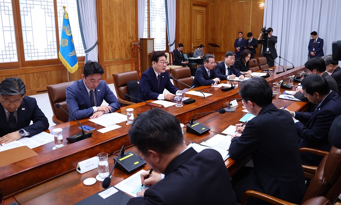 청와대 "석유 최고가격제 금주 내 시행…유류세 인하 확대 등 검토"