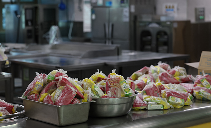 울산 한 초등학교 급식실에 학생들에게 나눠 줄 간식 꾸러미가 놓여 있다. 사진은 기사와 직접 관련 없음. 2024.12.6 (사진=저작권자(c) 연합뉴스, 무단 전재-재배포 금지)