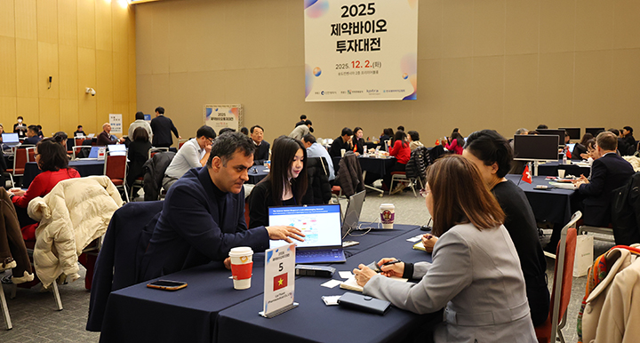 2일 인천 연수구 송도컨벤시아에서 열린 '2025 제약바이오투자대전'에서 한국을 찾은 해외 바이어들이 상담하고 있다. 2025.12.2 (사진=저작권자(c) 연합뉴스, 무단 전재-재배포 금지)