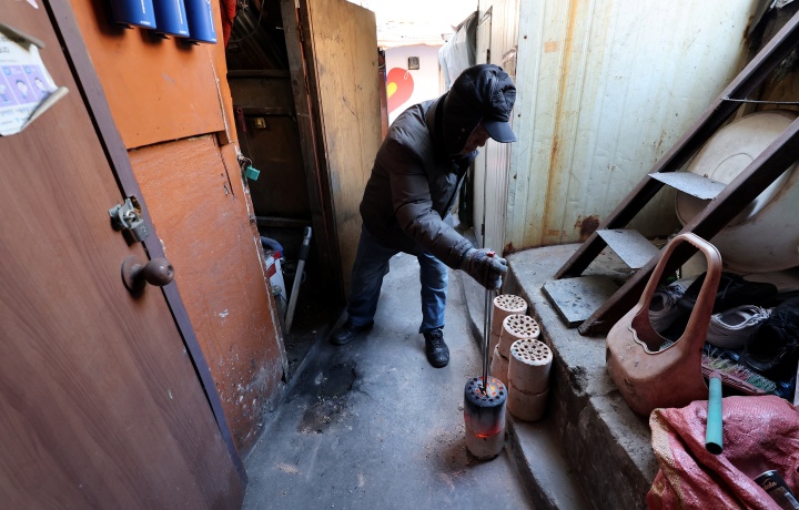 서울 영등포 쪽방촌에서 주민이 연탄을 교체하고 있다. 2025.2.5. (ⓒ뉴스1, 무단 전재-재배포 금지)
