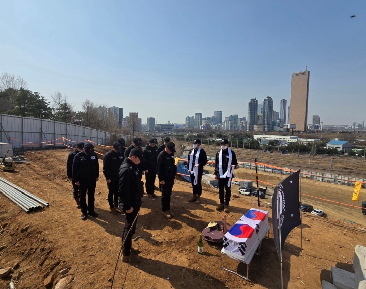 서울 동작구 수방사 부지 아파트 공사현장에서 진행된 약식제례에서 국방부 유해발굴감식단 조사 및 발굴팀이 묵념을 하고 있다. 2025.3.21.(ⓒ뉴스1, 국방부 제공, 무단 전재-재배포 금지)