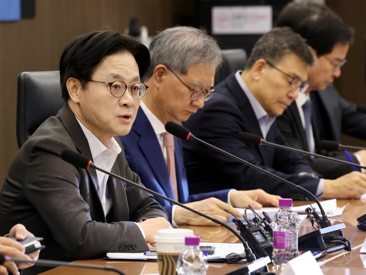 김정관 산업통상부 장관이 9일 오전 서울 중구 대한상공회의소에서 열린 중동상황대응본부 회의에서 모두발언을 하고 있다. 이날 회의에서는 정유업계, 유관기관과 함께 국내 석유가격 안정화 방안을 논의했다.(ⓒ뉴스1, 무단 전재-재배포 금지)