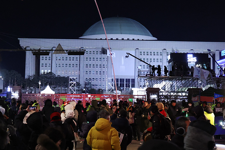 12·3 비상계엄 1년을 맞은 3일 서울 여의도 국회 앞에서 '12·3 내란외환 청산과 종식, 사회대개혁 시민대행진'이 열린 가운데 국회 본청에 촛불 그림의 미디어 파사드가 나오고 있다. 2025.12.3 (ⓒ뉴스1, 무단 전재-재배포 금지)
