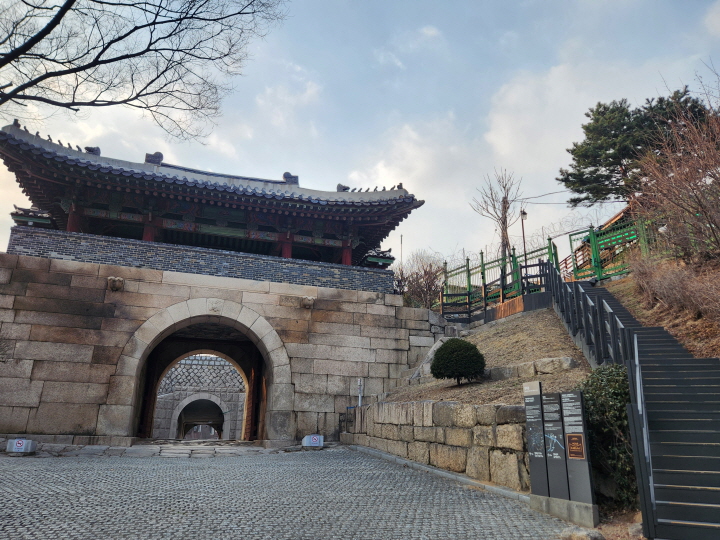 창의문은 조선시대 한양도성의 사소문 가운데 하나로, 대한민국 토목문화유산으로 선정된 유적이다. 창의문 우측으로 이어진 성곽길을 따라 걸어 올라가면 백악산이 나온다.