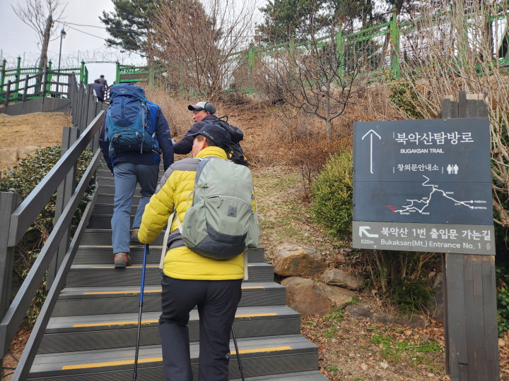 서울 도심을 둘러싼 성곽길은 오늘날 시민과 관광객이 600년 역사를 따라 걸을 수 있는 역사 산책길이 되었다.
