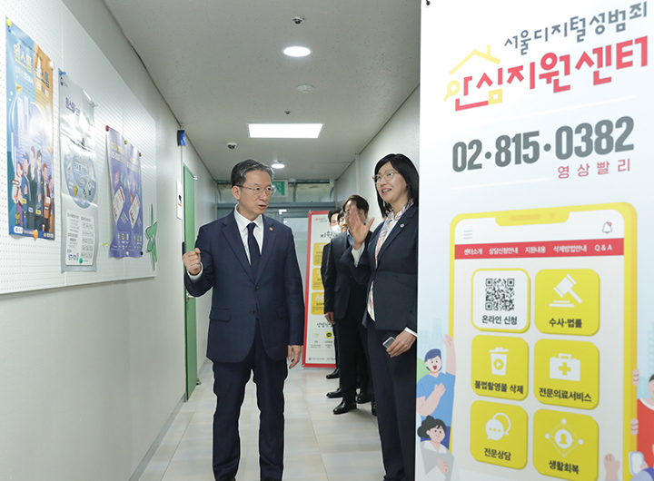 정성호 법무부 장관이 21일 오후 서울 동작구 범죄피해자 원스톱 솔루션 센터를 찾아 범죄피해자를 지원하는 일선 정책 현장을 점검하고 있다. 2025.11.21 (사진=법무부)