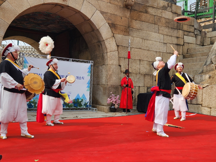 창의문에서 시작하는 길놀이는 '도성의 관문이 열리는 순간'을 상징적으로 표현했다. 사진은 많은 박수갈채를 받았던 장면이다.