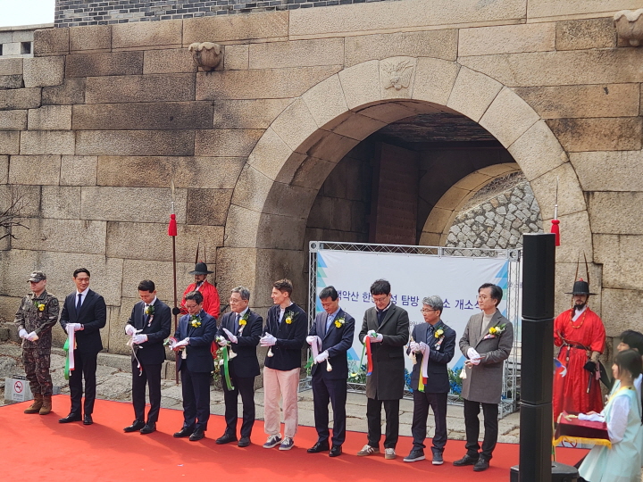 창의문 앞에서 허민 국가유산청장(좌측에서 5번째)을 비롯한 참석자들이 모여서 백악산 한양도성 안내소의 공식 개소를 알리는 테이프 커팅식을 진행했다.