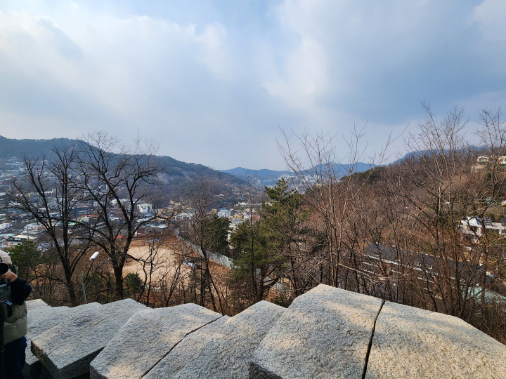 백악산으로 이어진 성곽길에서 내려다 본 서울시의 모습. 자연 풍경과 역사 유적이 공존하는 한양도성 성곽길을 걷는 즐거움이 있다.