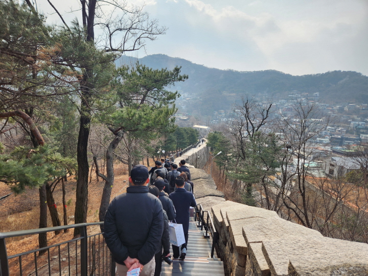 성곽길을 함께 걸었던 파비앙 씨는 "한양도성 성곽길을 외국인들에게도 추천하는 장소"라고 말했다. 그는 한양도성 성곽길에서 조선 500년 역사를 얘기할 수 있다고 했다.