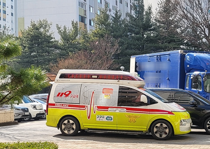 아파트 단지에 구급차가 와서 어르신을 모시고 갔다.