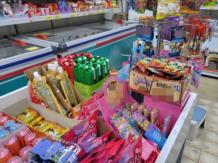 학교 앞의 무인상점에서 어린이들을 대상으로 다양한 식품을 판매하고 있다.