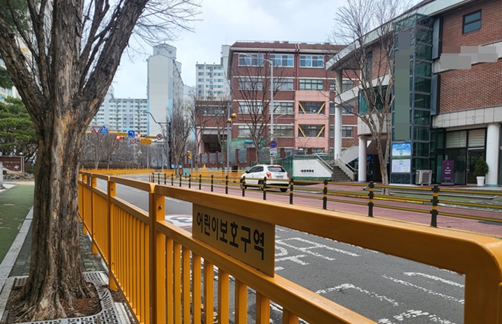 어린이보호구역임을 알리는 노란 울타리.