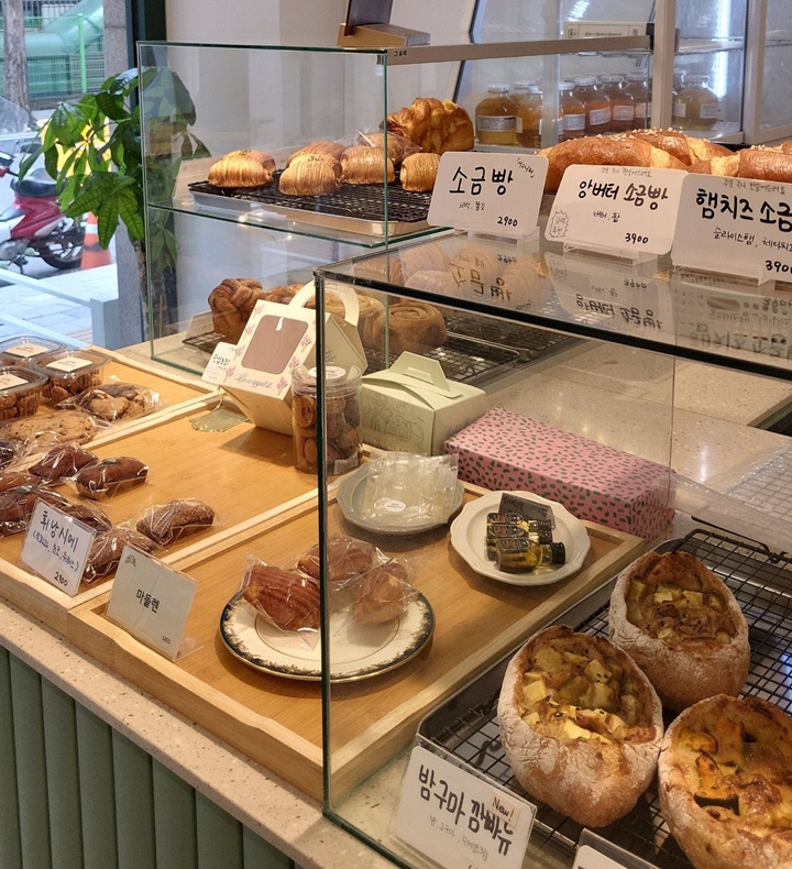 카페에서 판매하는 빵과 디저트류에 동물의 털이 들어가지 않도록 유리막을 씌워둔 것을 확인할 수 있었다.