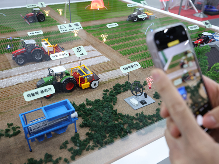 10일 서울 서초구 aT센터에서 열린 '2025 농림축산식품 과학기술대전'에서 참관객이 의성 스마트 농업 정보시스템을 살펴보고 있다. 2025.12.10 (사진=저작권자(c) 연합뉴스, 무단 전재-재배포 금지)