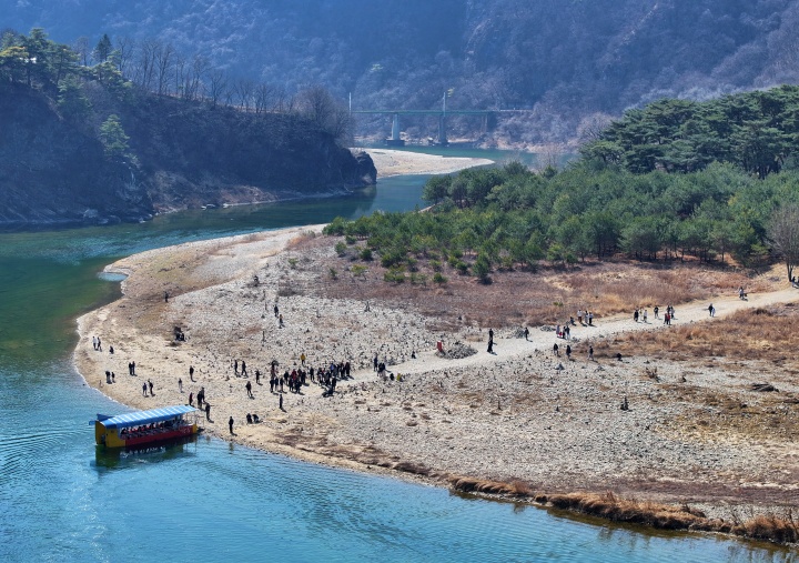 최근 관객 수 1000만 명을 기록한 영화 '왕과 사는 남자'의 역사적 배경이 된 강원 영월군 청령포에 8일 관광객 발걸음이 이어지고 있다.(사진=저작권자(c) 연합뉴스, 무단 전재-재배포 금지)