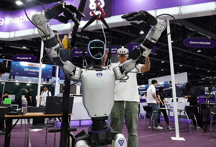 서울 강서구 코엑스 마곡 컨벤션센터에서 열린 '제1회 산업 AI 엑스포'에서 AI 스타트업 클레비가 인간 동작을 학습하는 피지컬 AI를 구현한 휴머노이드 로봇을 선보이고 있다. 2025.9.3 (ⓒ뉴스1, 무단 전재-재배포 금지)