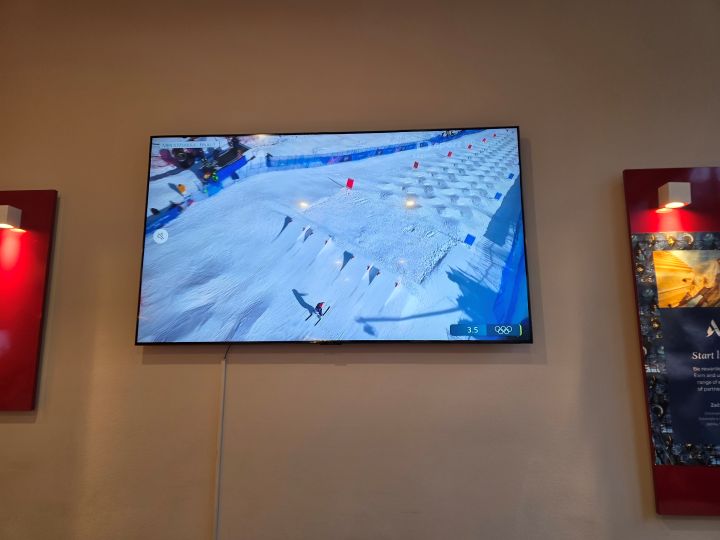 경기가 열리는 이탈리아 밀라노는 물론, 주변 국가들의 호텔, 식당에는 올림픽과 패럴림픽 경기 중계를 쉽게 볼 수 있다.