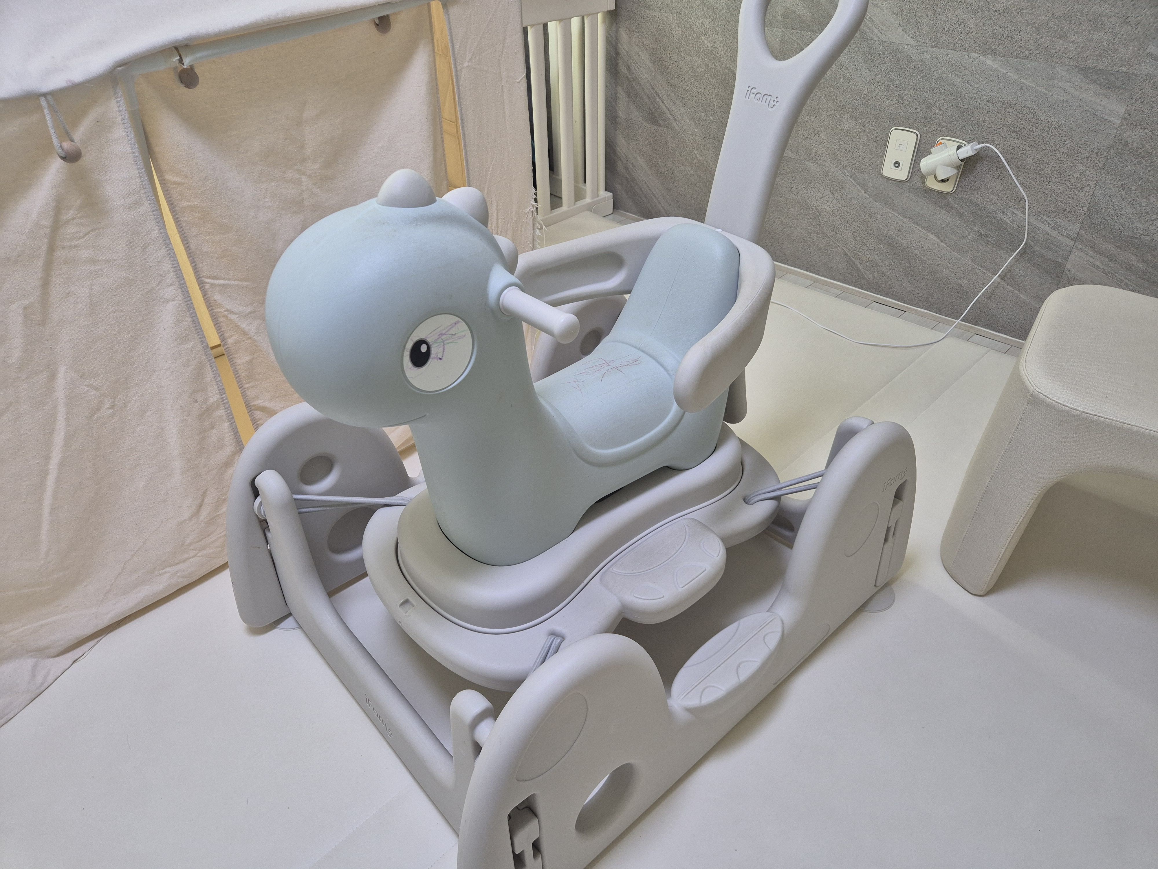 여러 재질의 장난감들