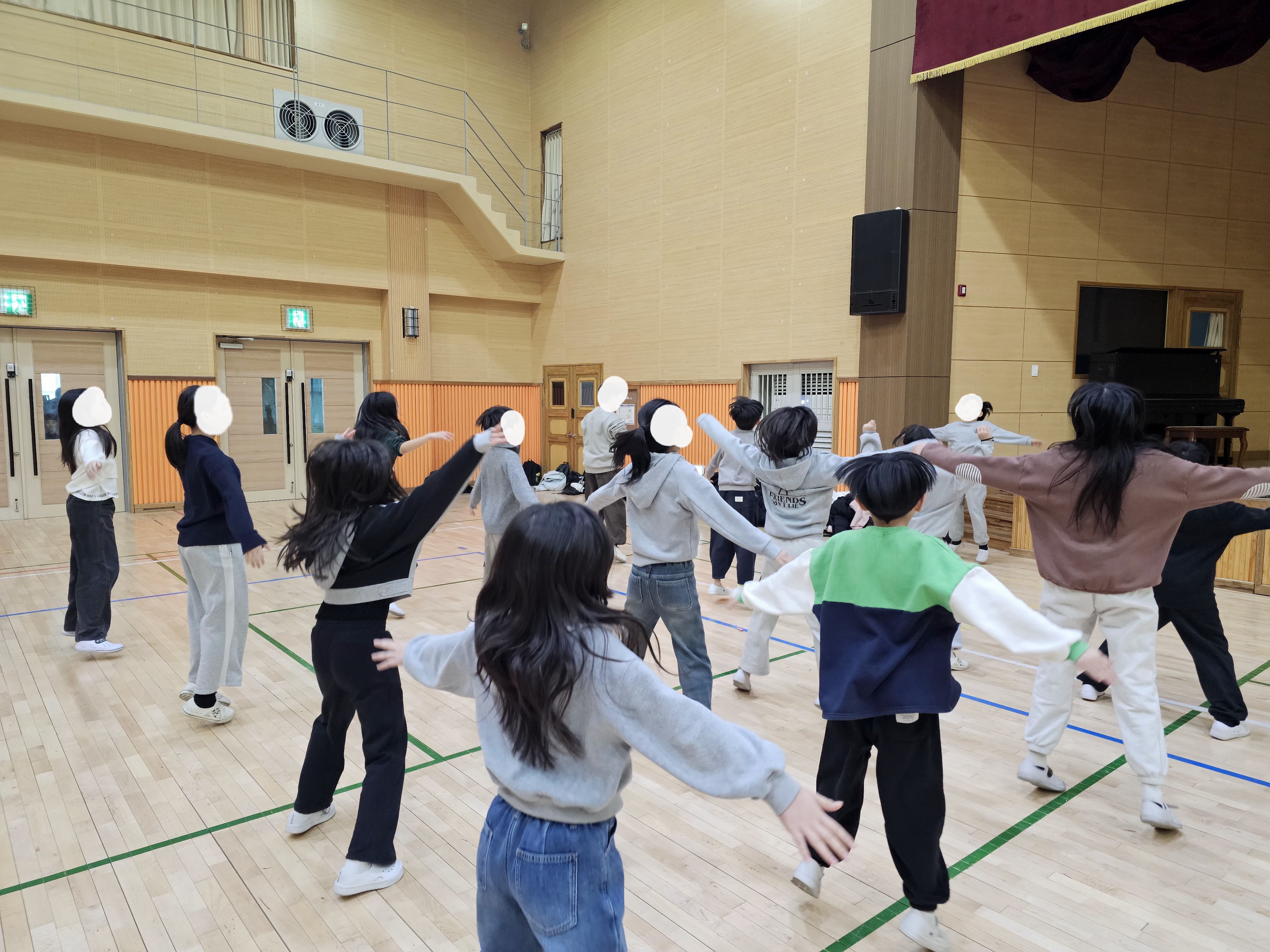 체육 수업에 참여하는 학생들