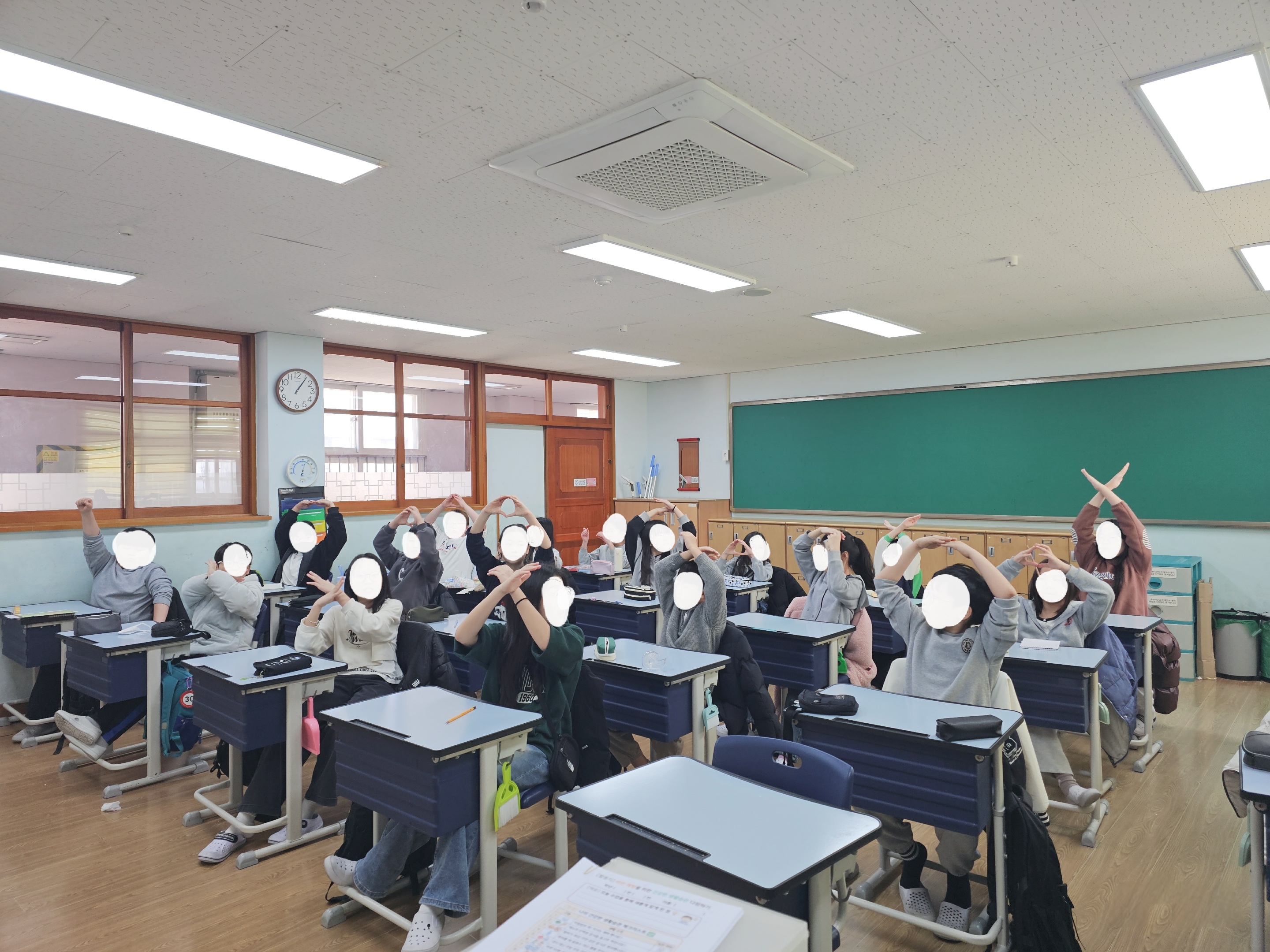 OX 퀴즈에 참여하는 학생들