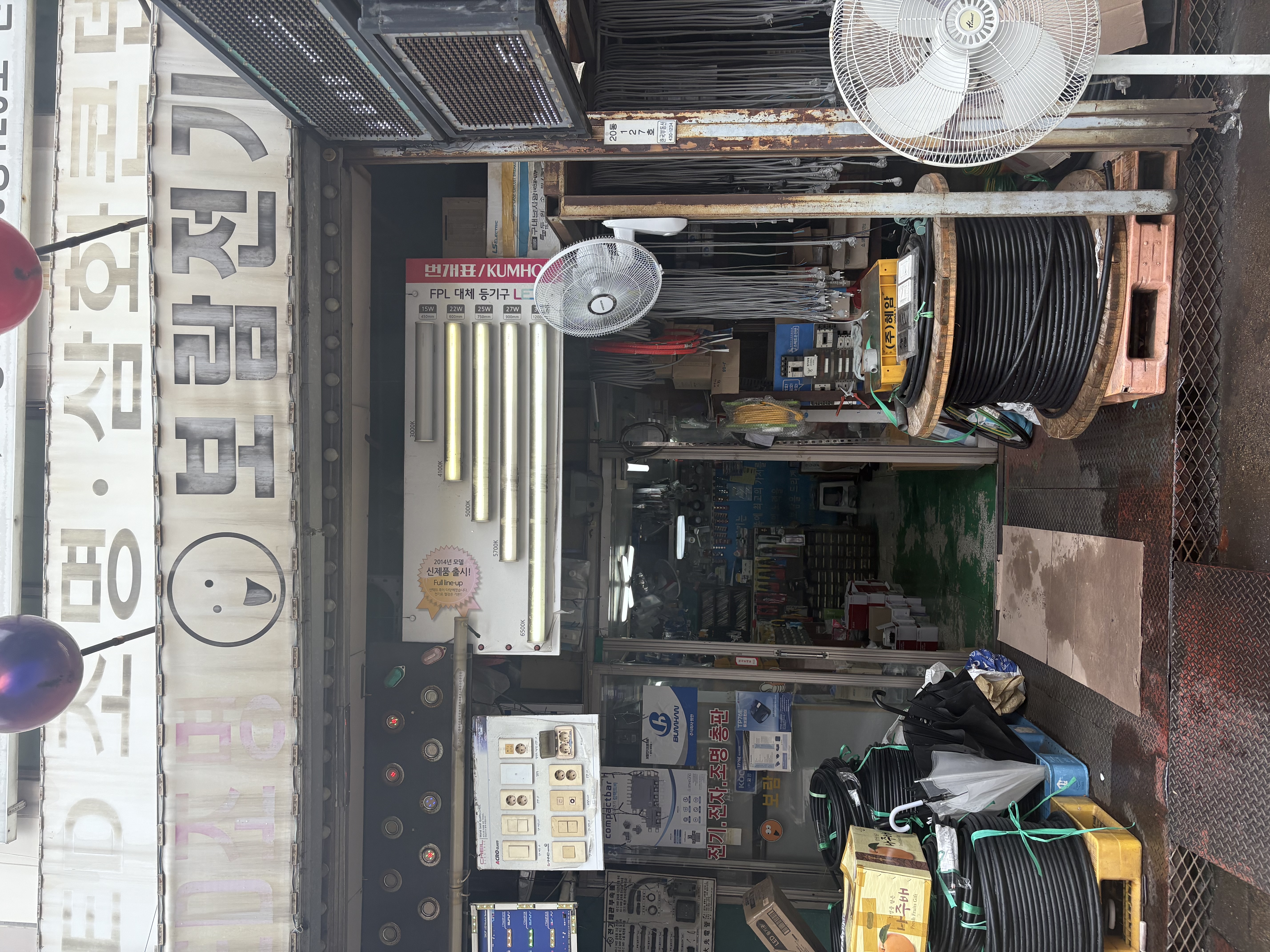 시흥시 한 공구상가 거리의 모습.겉으로 보기에는 평범한 동네의 오래된 상가 모습이지만, 이러한 공간 속에서도 도움을 필요로 하는 이웃이 존재할 수 있다. 복지위기 발굴은 우리 주변을 세심하게 살피는 작은 관심에서 시작된다.