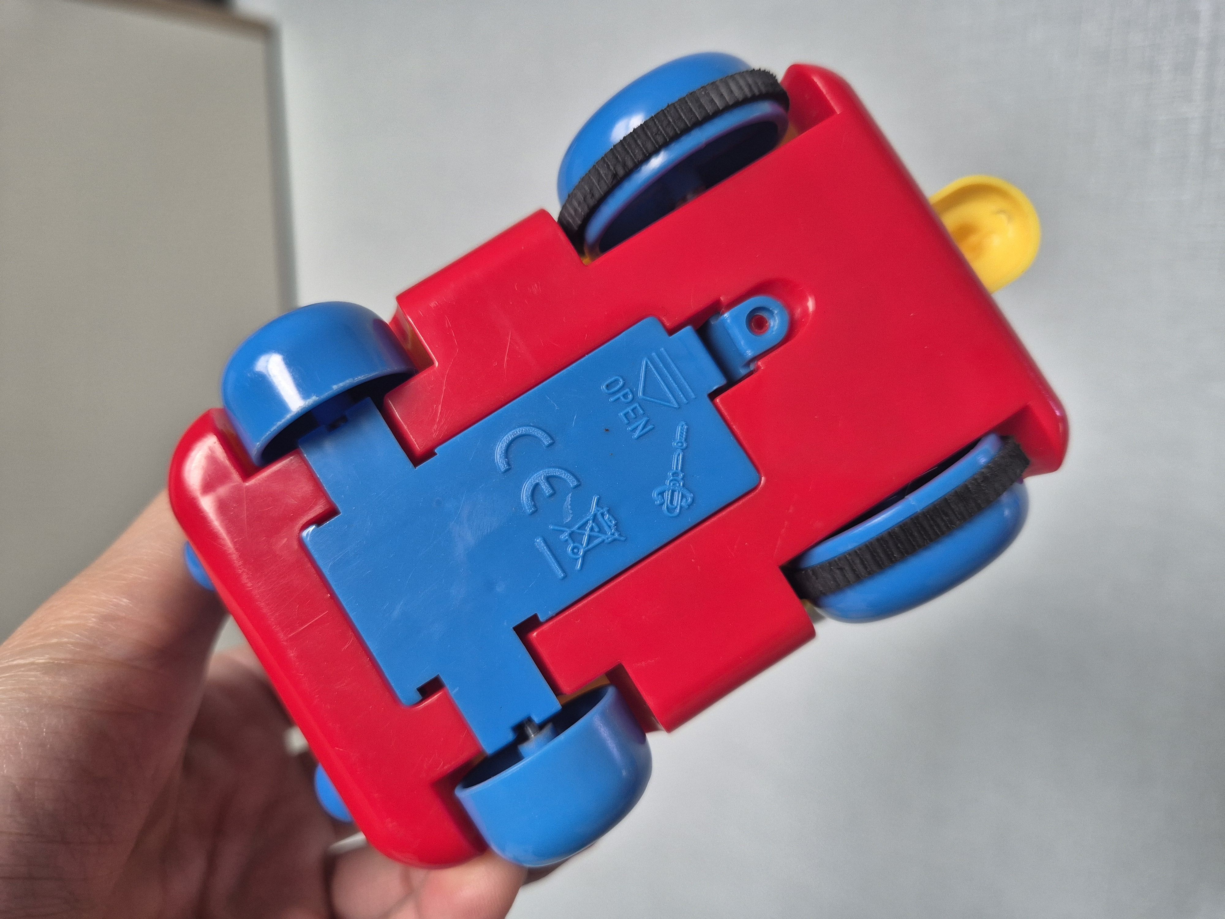 배터리를 사용하는 전기&middot;전자 기능이 있는 장난감