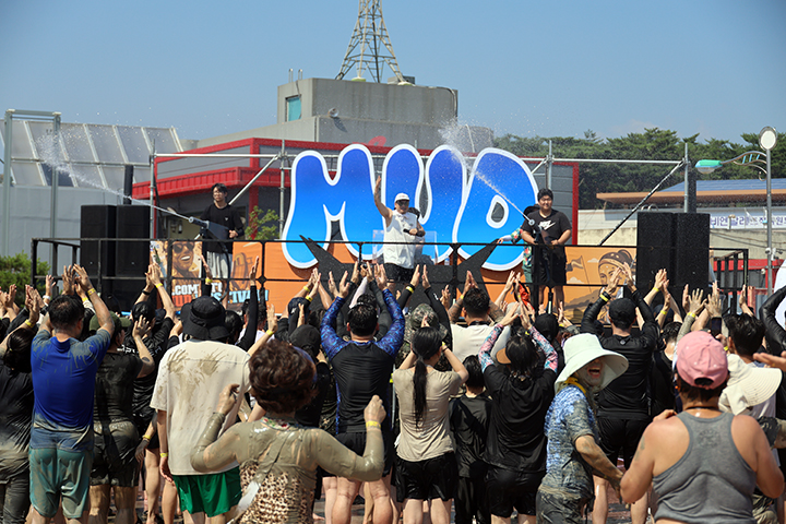 보령머드축제 첫날 대천해수욕장 머드축제장의 기온이 34도를 넘기며 무더운 가운데서도 관광객들로 붐비고 있다.2025.7.25.(사진=저작권자(c) 연합뉴스, 무단 전재-재배포 금지)