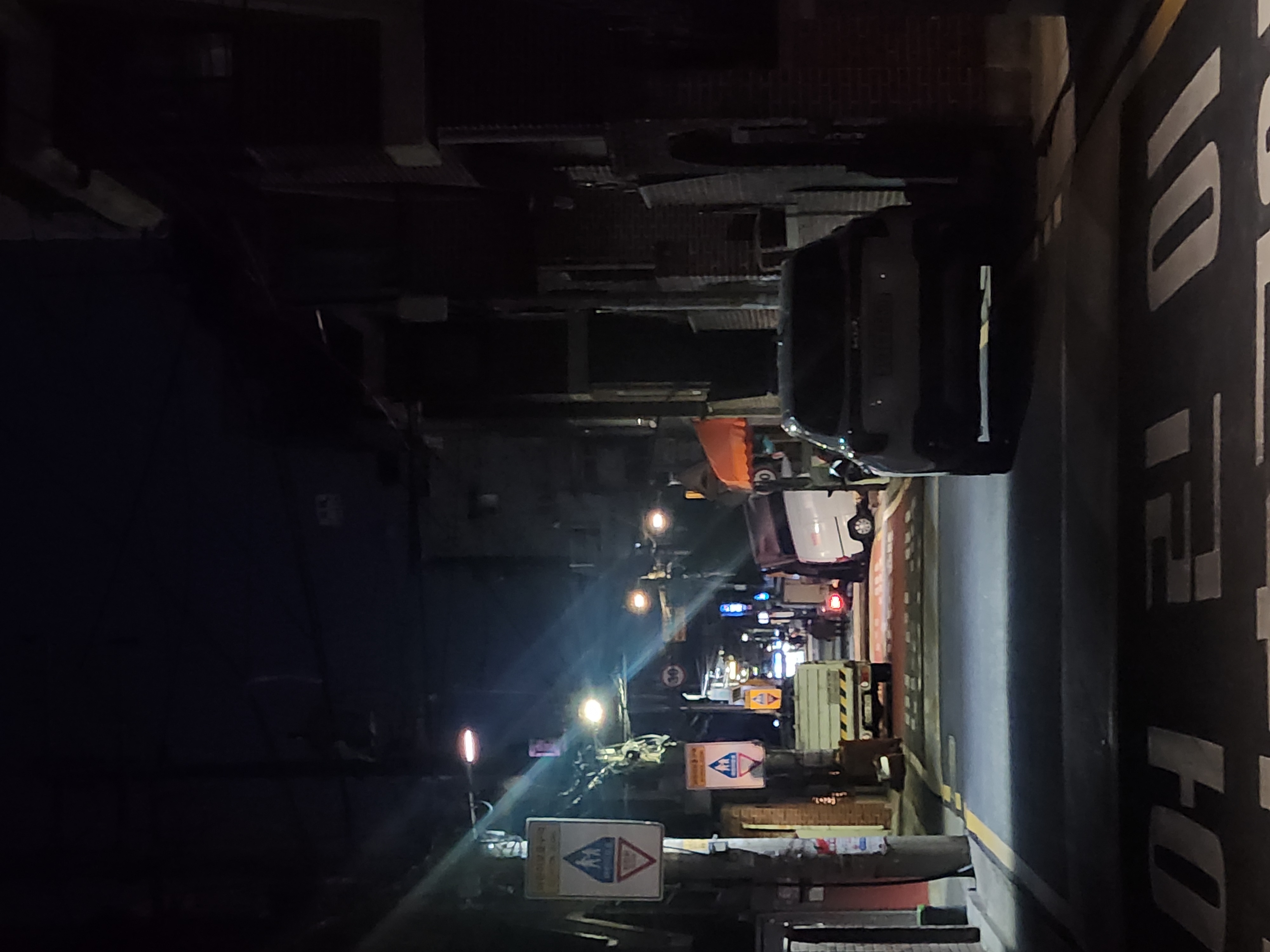 밤이 되면 더욱 조용해지는 동네 골목. 겉으로는 평범한 주거 공간처럼 보이지만, 이곳에도 경제적 어려움이나 사회적 고립 등 도움을 필요로 하는 복지위기 가구가 존재할 수 있다.