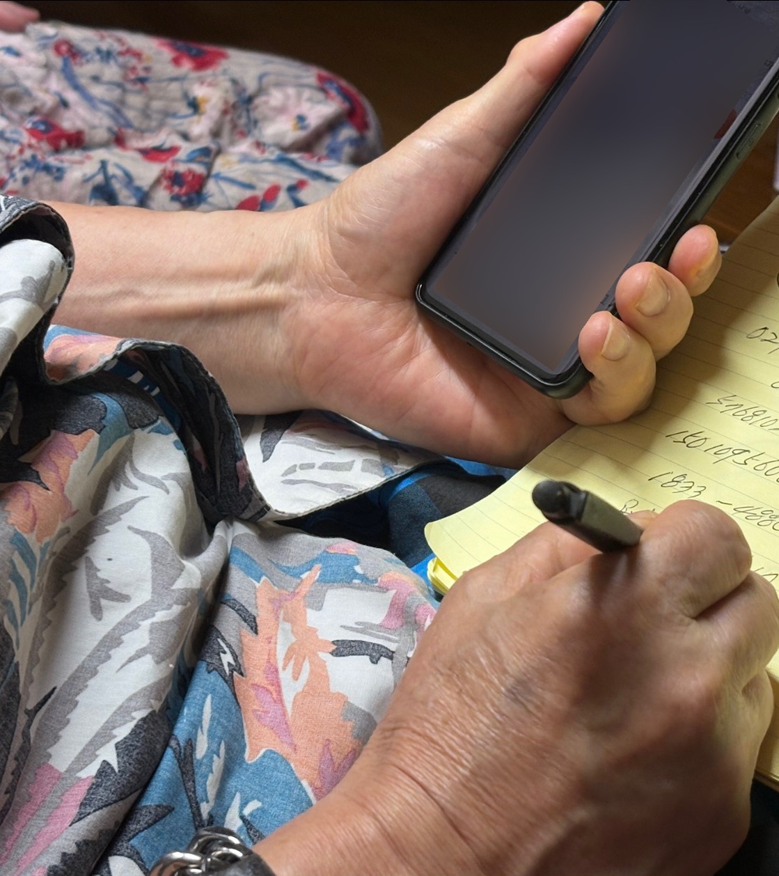 앱 이용을 시도하시는 필자 할아버지 모습. 민간 서비스 기반의 인증서 발급의 진입장벽으로 인해  회원가입 단계에서부터 앱 이용에 거부감을 느끼셨다.