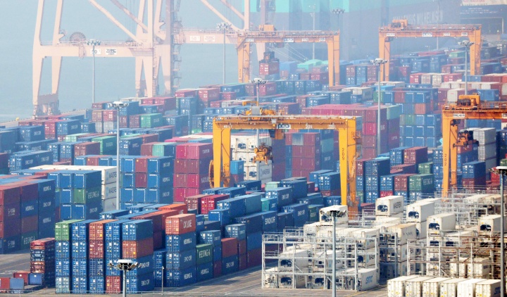 도널드 트럼프 미국 행정부가 한국, 일본, 중국, 유럽연합(EU) 등 16개 주요 경제주체를 대상으로 '무역법 301조'를 근거로 한 불공정 무역 관행 조사를 개시했다. 사진은 12일 경기 평택시 포승읍 평택항의 모습.(ⓒ뉴스1, 무단 전재-재배포 금지)